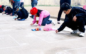 Các em học sinh khối THCS tham gia nội dung thi vẽ tranh trên nền sân xi măng.